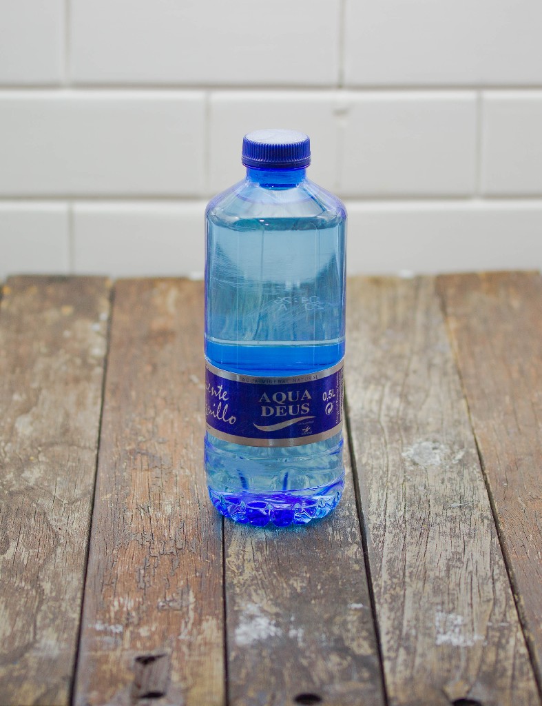 Botella de agua pequeña de plástico