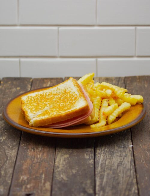 Menú Infantil Sandwich de Jamón y Queso.